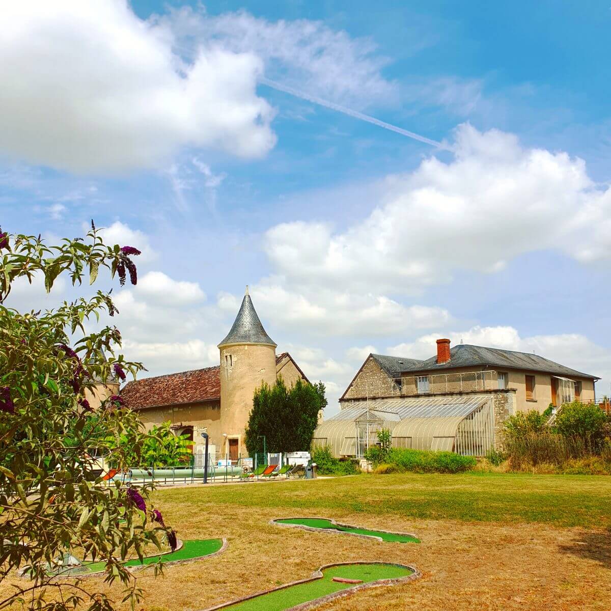 oude kasteel en orangerie Le Petit Trianon de Saint Ustre