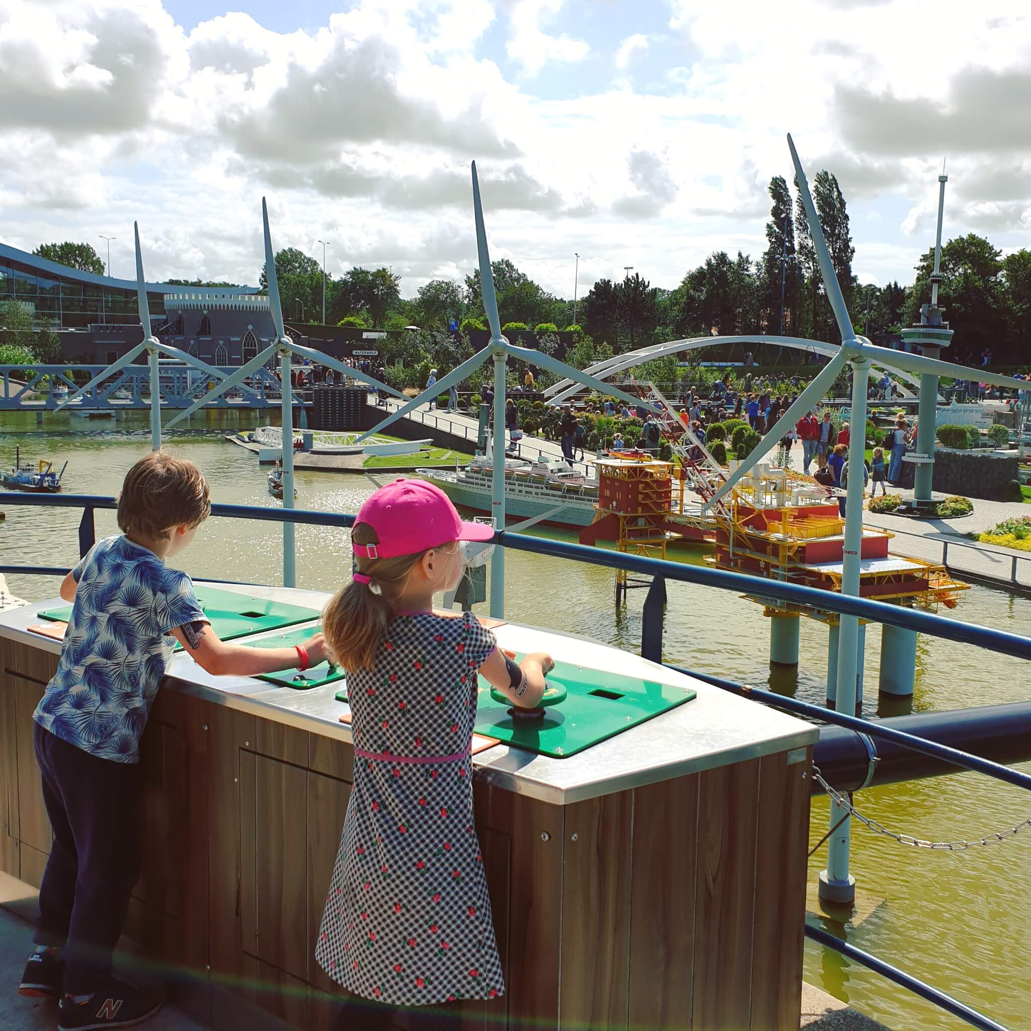 In de Hofstad Den Haag kun je zo veel leuke dingen doen met kidd! Zoals miniatuurpark Madurodam, dat heeft inmiddels ook indoor attracties, doe dingen en twee toffe speeltuinen. Leuke restaurants zoals de Boomhuttenclub waar kids spelen en klimmen in de “boomhutten” binnen. Attractiepark Duinrell met het Tikibad. En in het zomerseizoen een Tourist Tram, een mooie oude tram. 