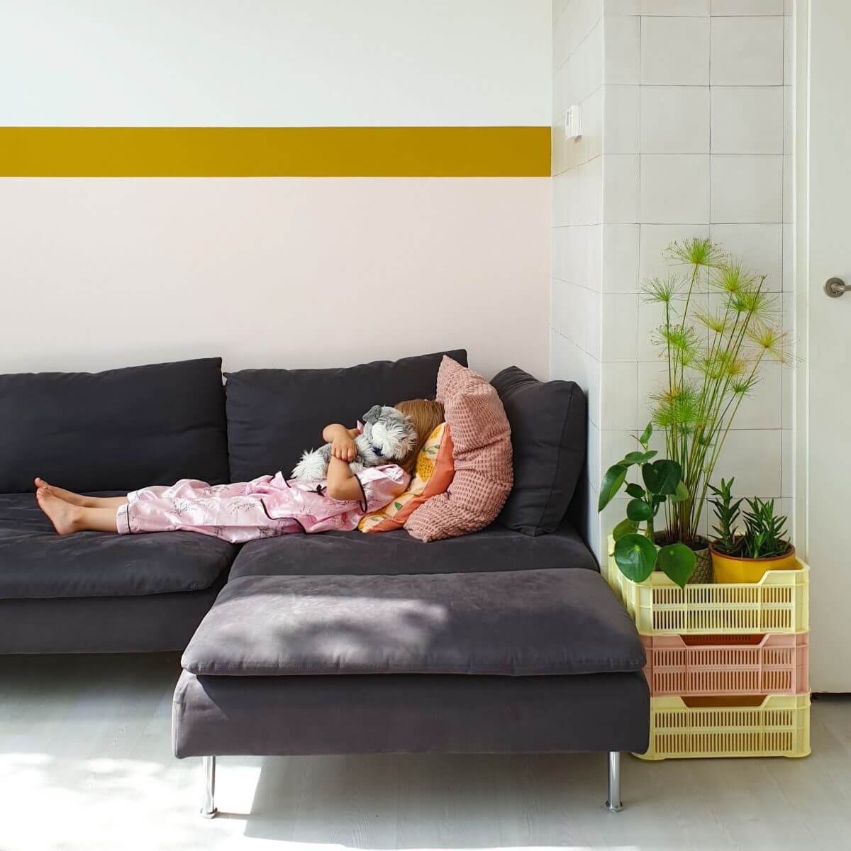 Onze nieuwe woonkamer in roze en geel van Flexa Creations