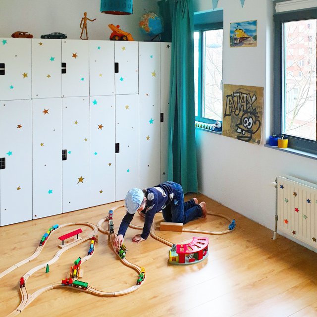 Cadeau ideeën voor kinderen die graag bouwen. Een houten treinbaan met treintjes vinden veel kinderen heel leuk.