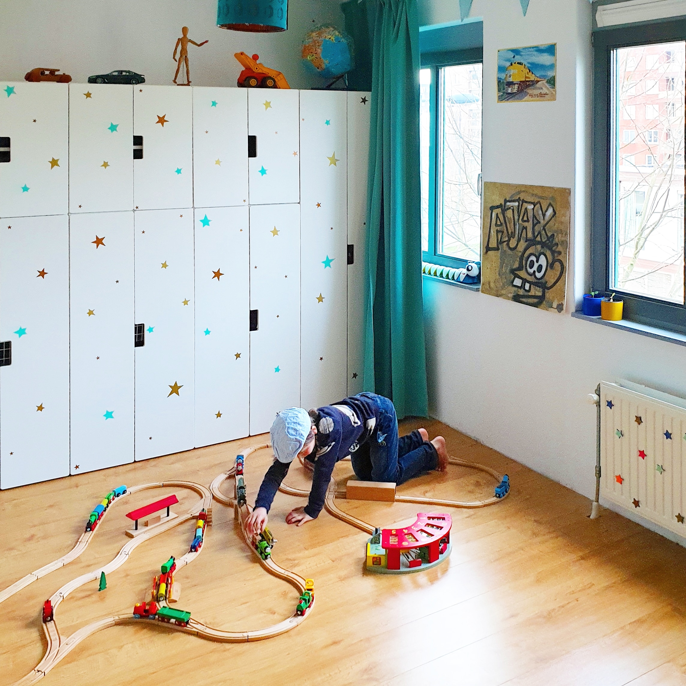 Duurzaam speelgoed: cadeau ideeën voor kinderen. Een houten treinbaan met treintjes vinden veel kinderen heel leuk.