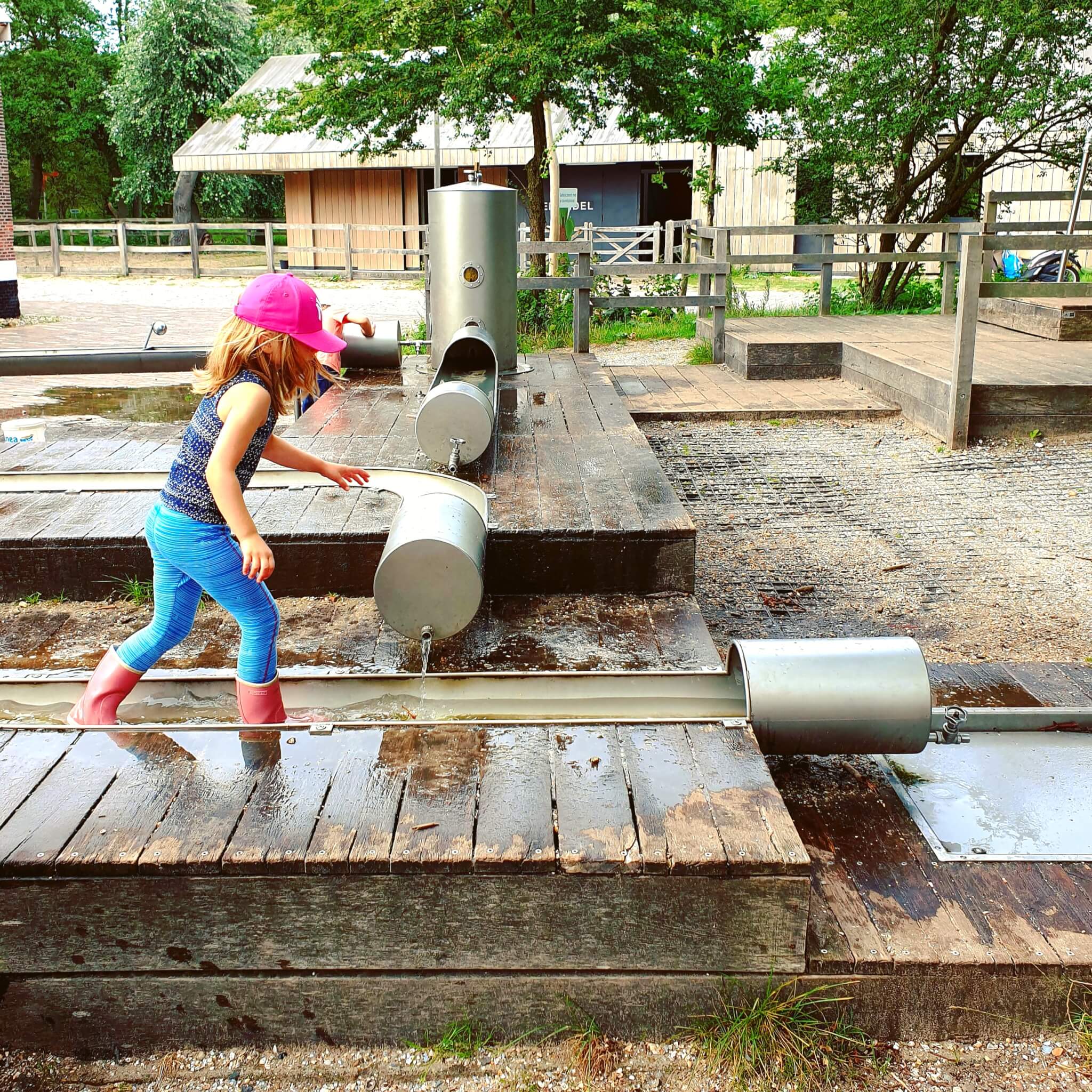 Wandelen met kinderen: onze favoriete wandelingen. Het Monkeybos in Wassenaar bij Den Haag in Zuid Holland is een speelbos in natuurgebied Meijendel. Met even verderop Pannenkoekenboerderij Meyendel, daarnaast de waterspeeltuin van het bezoekerscentrum.