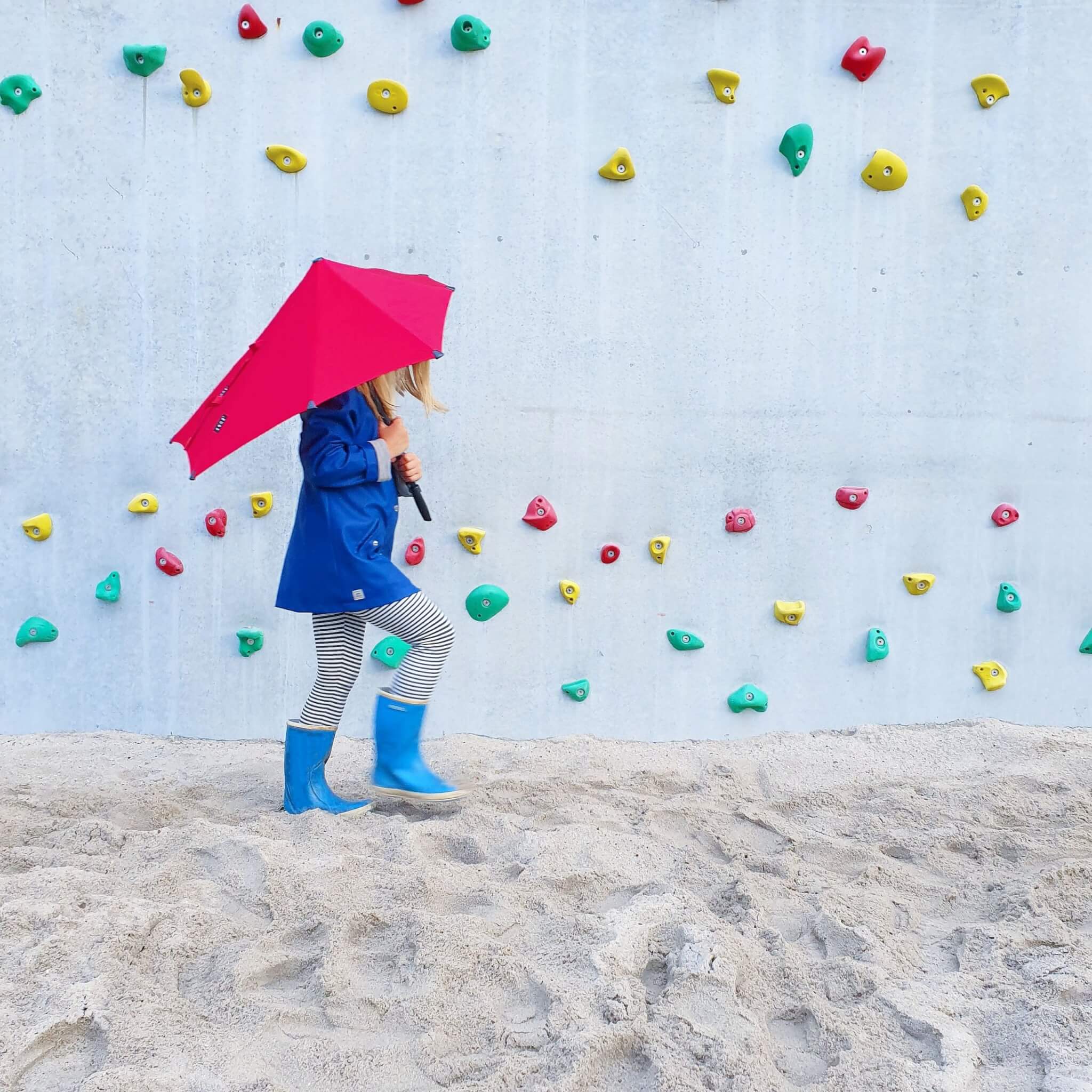 Hippe regenjassen, regenbroeken en regenlaarzen voor kinderen. Met kleurrijke regenkleding wordt zo’n grauwe dag al snel een stuk vrolijker. En met de juiste regenkleding kun je prima naar buiten tussen de buien door! Ik ging op zoek naar de leukste hippe regenjassen, regenbroeken en regenlaarzen voor kinderen, voor zowel jongens als meisjes.