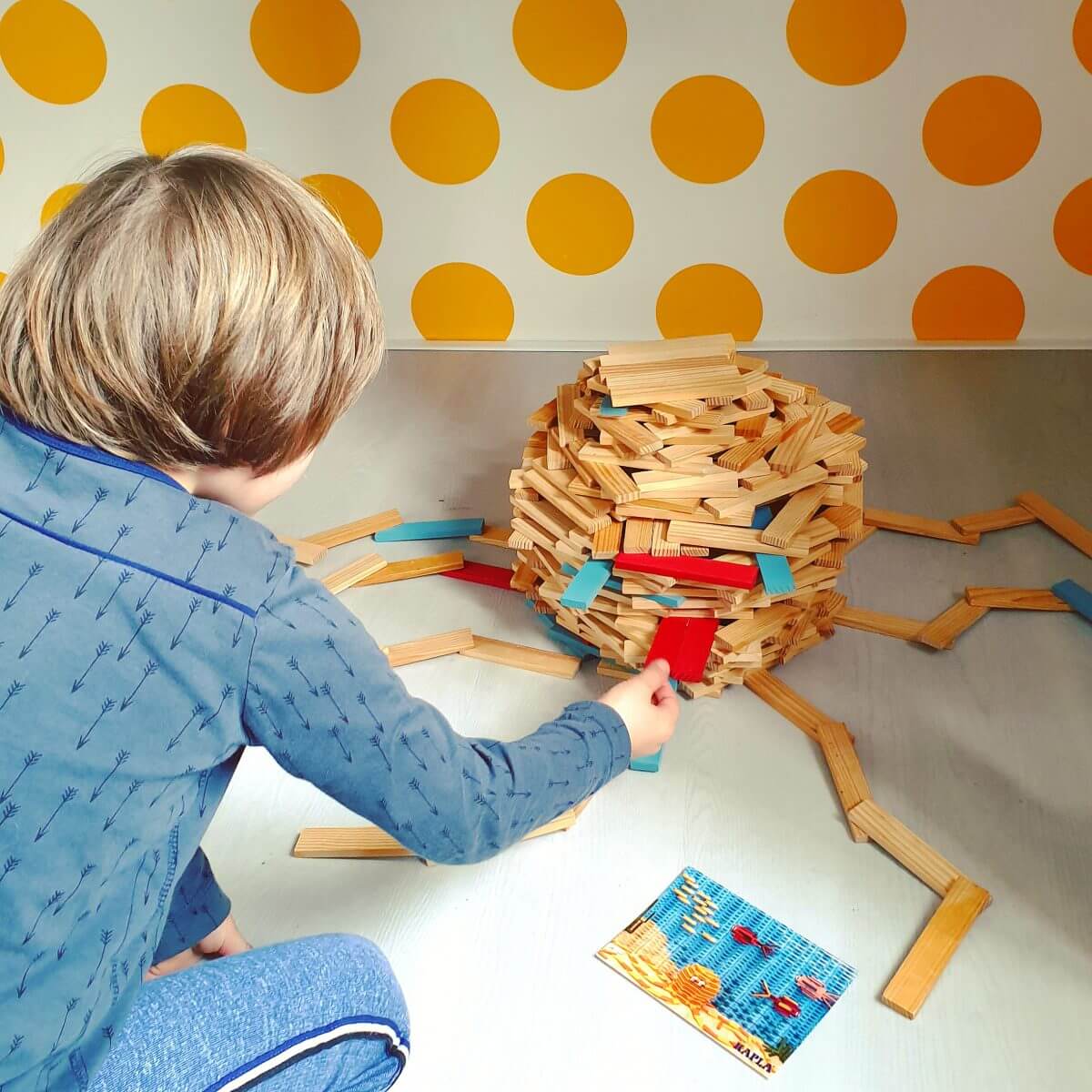 KAPLA voorbeelden: ideeën om te bouwen voor kinderen. Deze octopus maakte zoonlief na van een ansichtkaart. Samen met een vriendje bouwde hij met heel veel geduld de inktvis. Onze jongen was 8 jaar toen hij dit bouwwerk maakte.