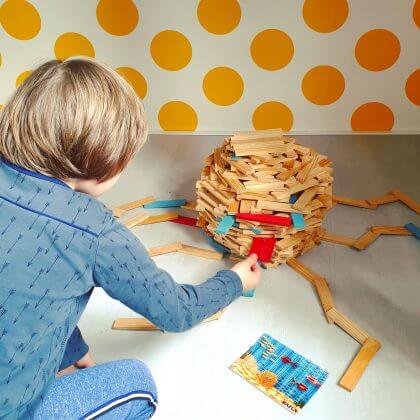 Kleuter verjaardag: cadeau ideeën voor kinderen van 4 jaar of 5 jaar, voor jongens en meisjes. Met super veel originele ideeën, zeker ook iets leuks voor jouw 4-jarige of 5-jarige zoon of dochter. Zoals KAPLA, duurzaam houten speelgoed om mee te bouwen.