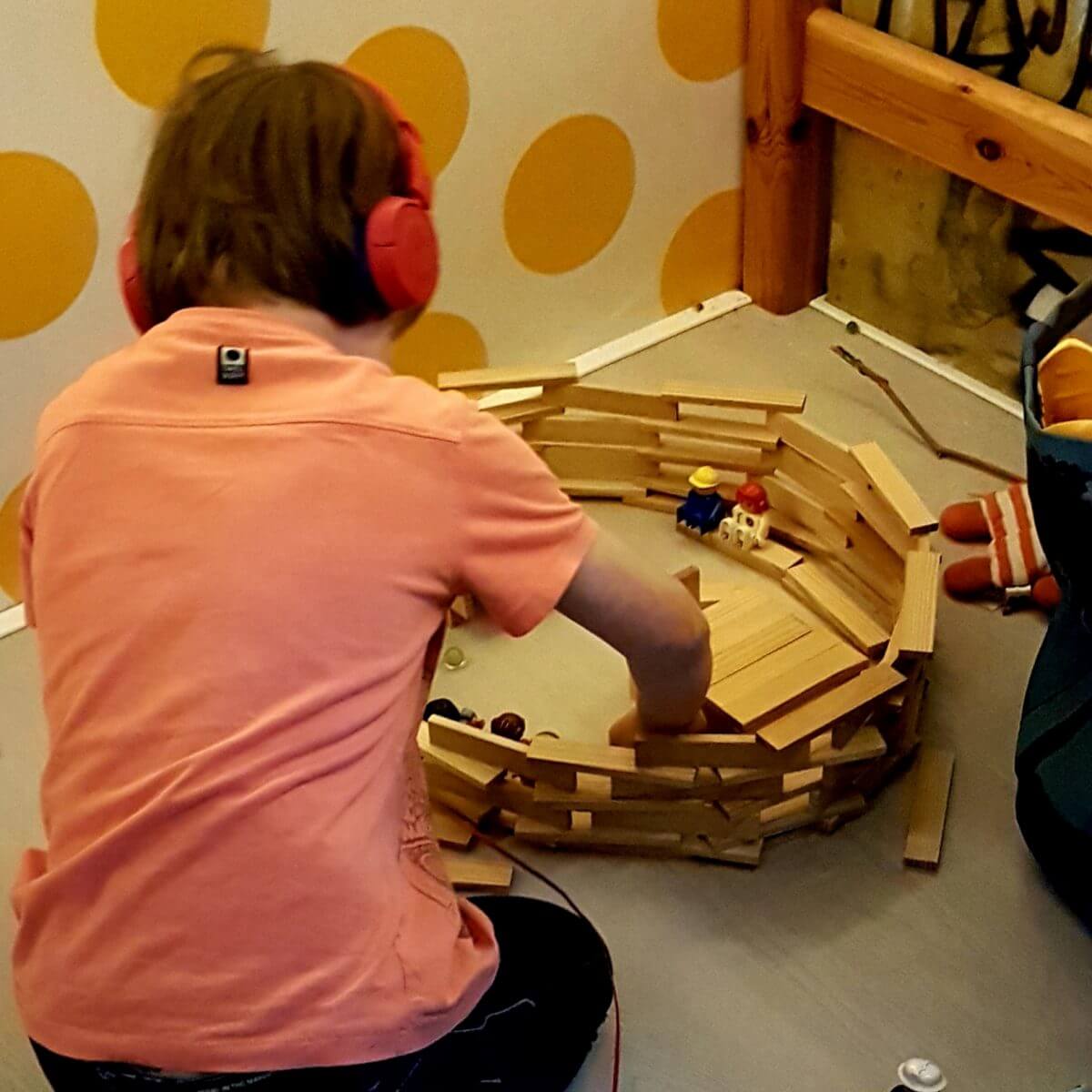 KAPLA voorbeelden: ideeën om te bouwen voor kinderen. De kleine man is groot voetbalfan. Hier bouwde hij de Amsterdam Arena na, oftewel de Johan Cruijff Arena. Op de bankjes van het KAPLA voetbalstadion zitten Duplo poppetjes. Onze jongen was 7 jaar toen hij dit bouwwerk maakte.