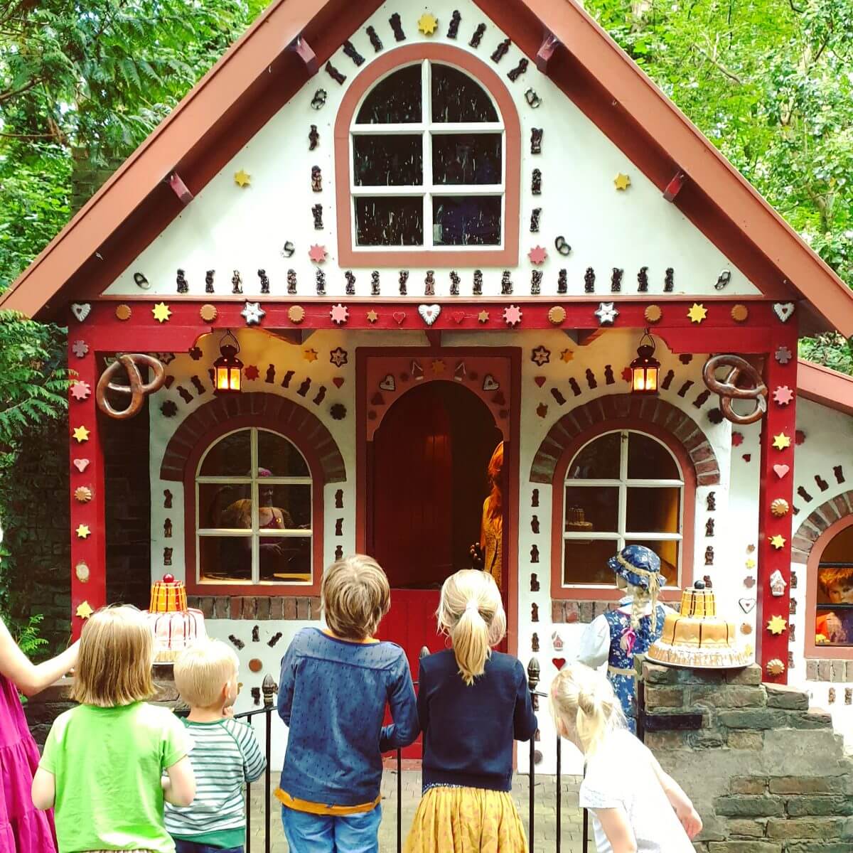 het snoephuisje van Hans en Grietje in het sprookjesbos van Sprookjeswonderland 