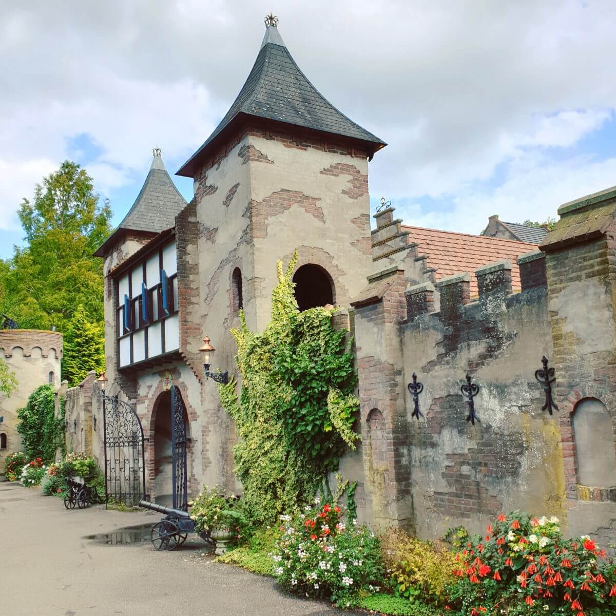 bloemen bij Kasteel Violinde in Sprookjeswonderland 