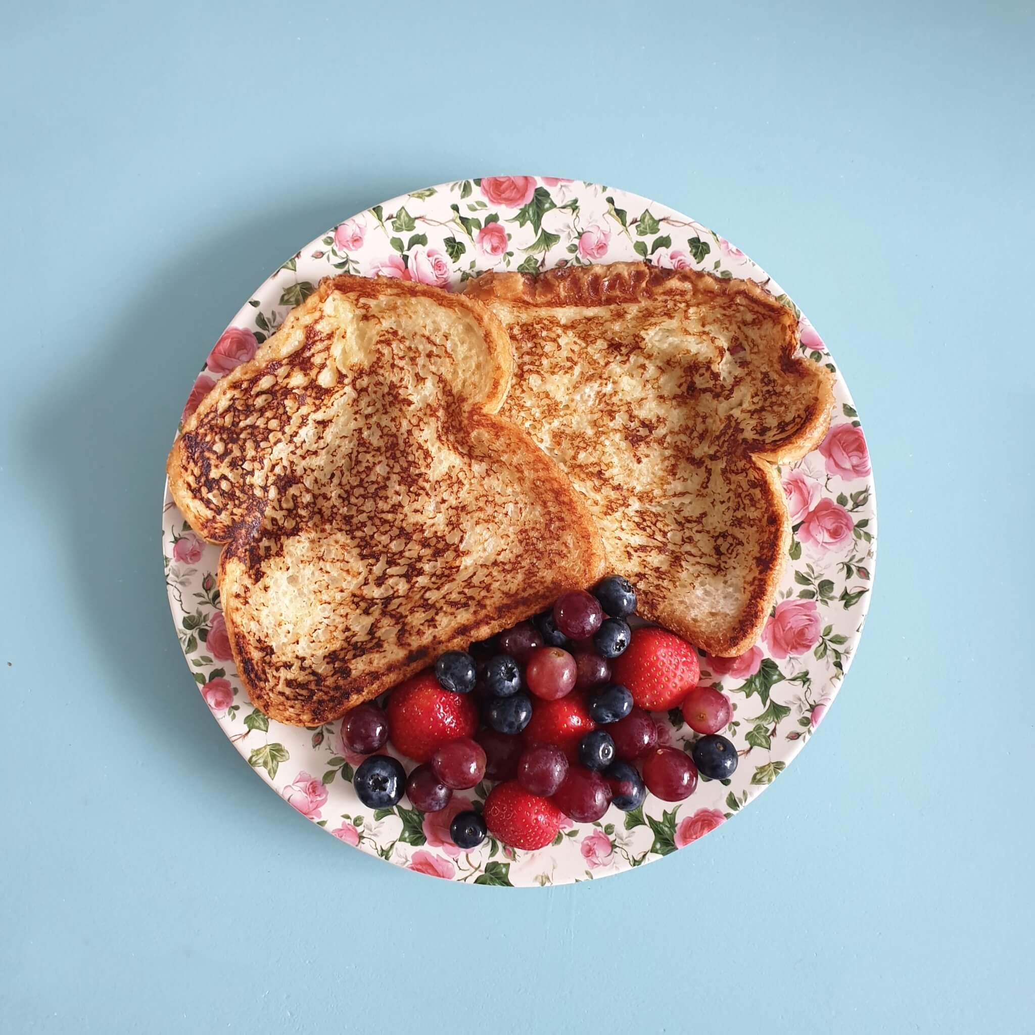 Zomer recepten voor kinderen: onze makkelijke favorieten. Zo lekker: wentelteefjes. Omdat er in de meeste recepten veel suiker zit, maakten wij een recept voor wentelteefjes met honing en fruit, heerlijk bij het ontbijt.
