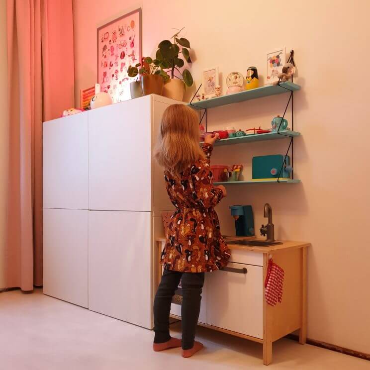 kinderkeukentje van Ikea en wandkastje van Rose in April
