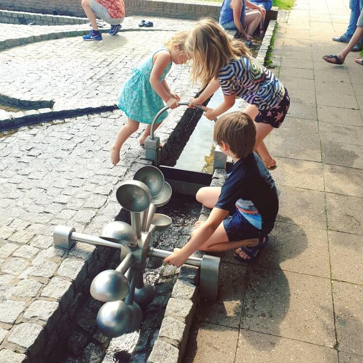 waterspeeltuin en terras in park Sonsbeek bij het Watermuseum