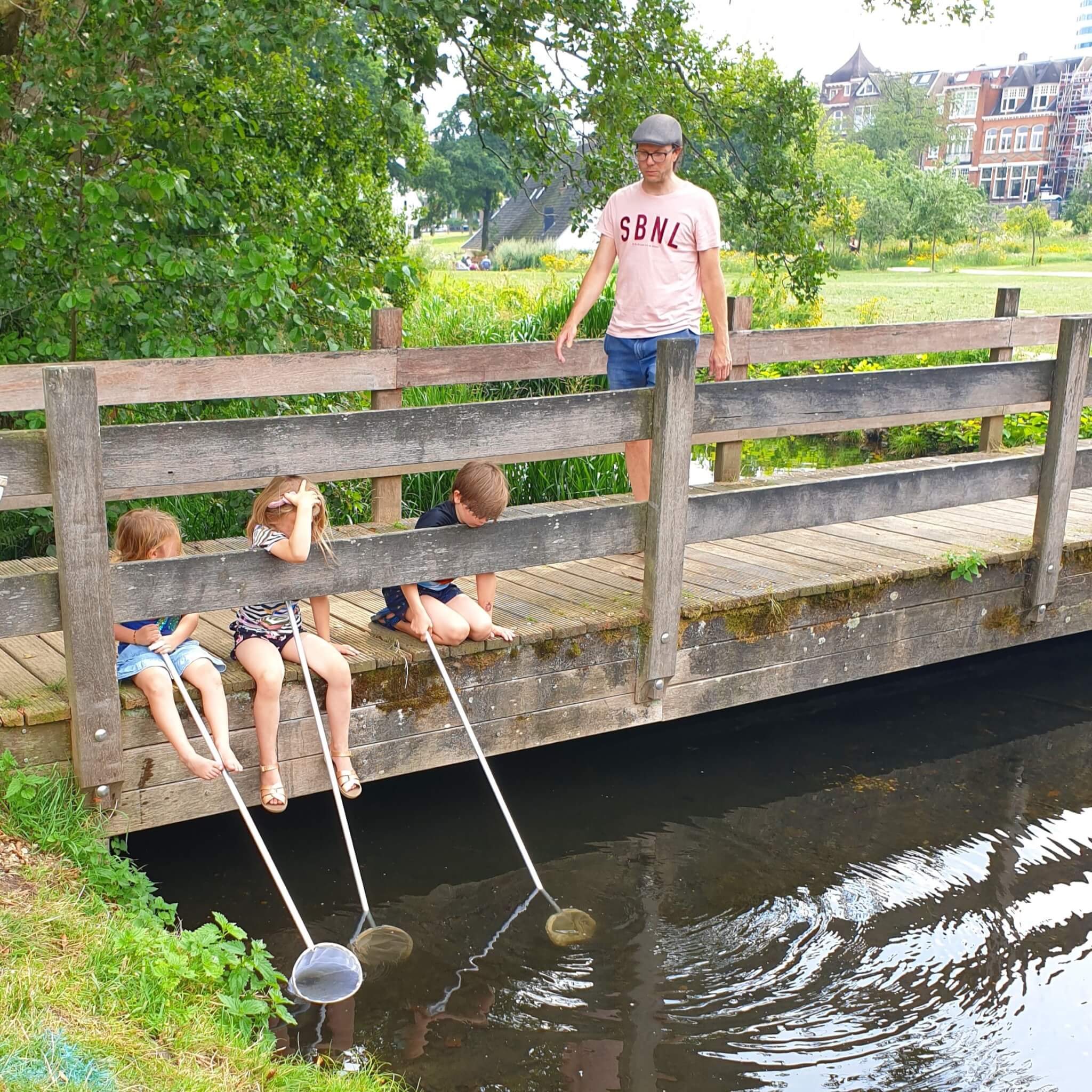 101 buiten uitjes met kinderen en tieners, voor de lente en zomer. Wat is het toch fijn als je lekker naar buiten kunt met je kinderen of tieners. En er zijn zo veel leuke uitjes om te ondernemen met je kids als het mooi weer is. Of als het tenminste droog is en niet koud :-) Ik verzamelde de leukste buiten uitjes met kinderen voor de lente en zomer. Zoals het Watermuseum in Arnhem.