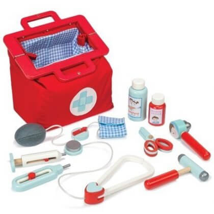 Duurzaam speelgoed: cadeau ideeën voor kinderen. Voor kinderen die gek zijn op rollenspellen, is deze duurzame doktersset van Le Toy Van leuk.