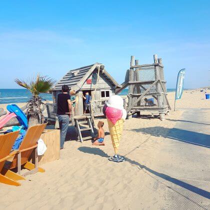 Kindvriendelijke restaurants en hotels: met speeltuin en ander leuks. Strand Castricum met Deining aan Zee.