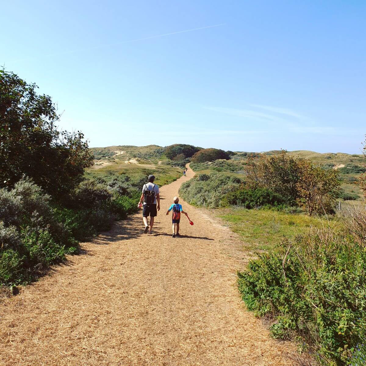 wandelen naar strand Bakkum