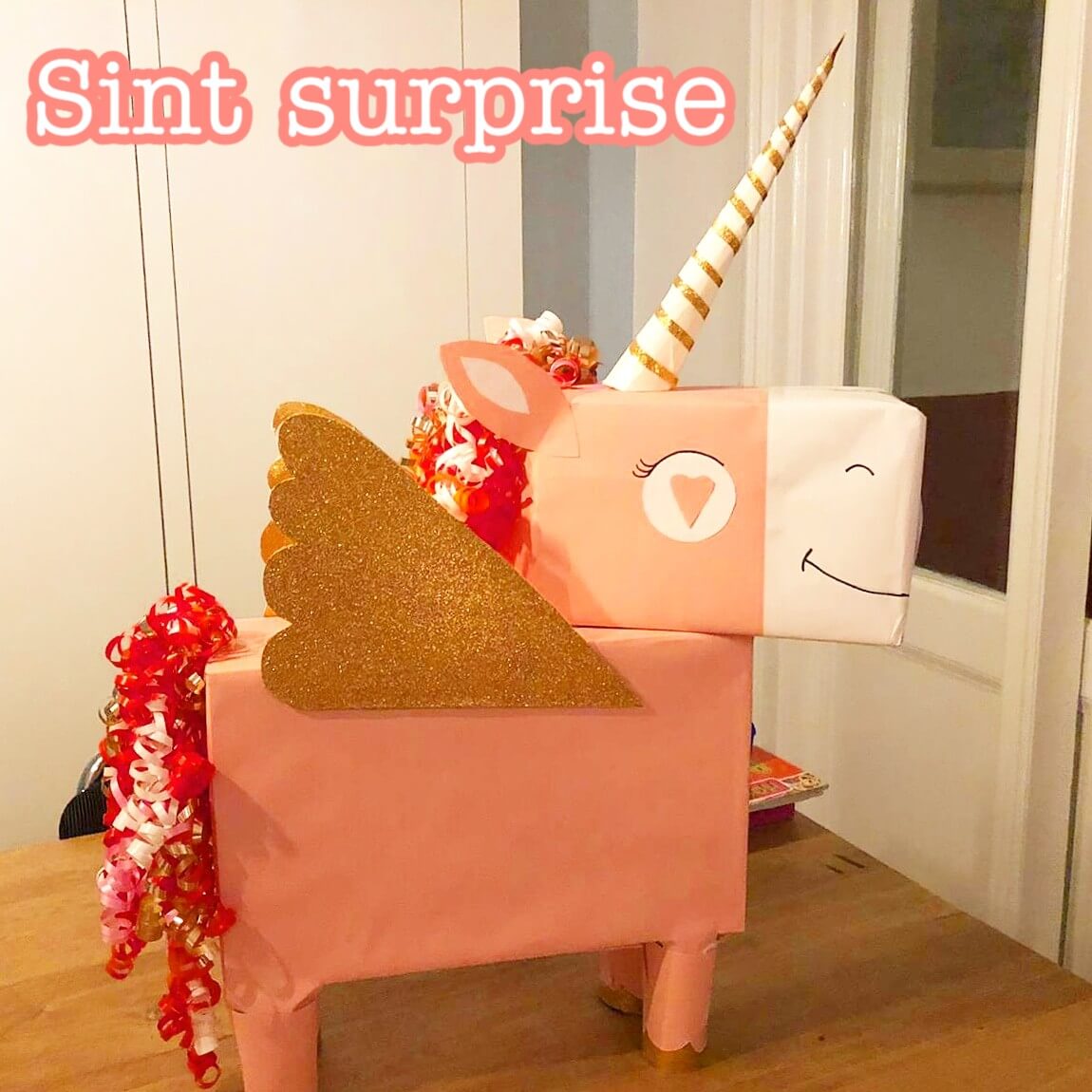 Sinterklaas surprise knutselen: heel veel leuke ideeën, zoals een eenhoorn. De dochter van Cathelijne maakte in groep 6 deze eenhoorn met de man van de oppas.