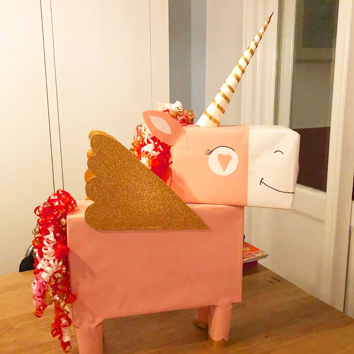 Paarden en eenhoorns knutselen en tekenen: leuke ideeën. Ben je gek op paarden en eenhoorns, oftewel unicorns? Hier vind je leuke ideeën om paarden en eenhoorns te knutselen en tekenen. Zoals een eenhoorn van een kartonnen doos. Ideas for crafting and drawing horses and unicorns, like a carton box unicorn.