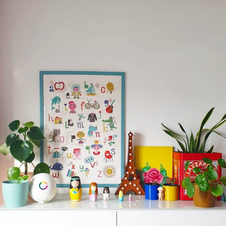 kleurrijke kinderkamer met letterposter