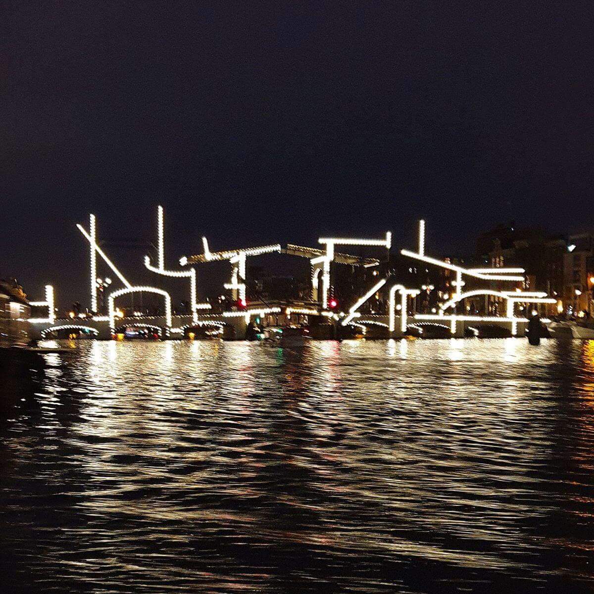 Fabeltjeskrant boottocht voor kinderen bij het Amsterdam Light Festival - Kunstwerk Nachttekening bij de Magere Brug