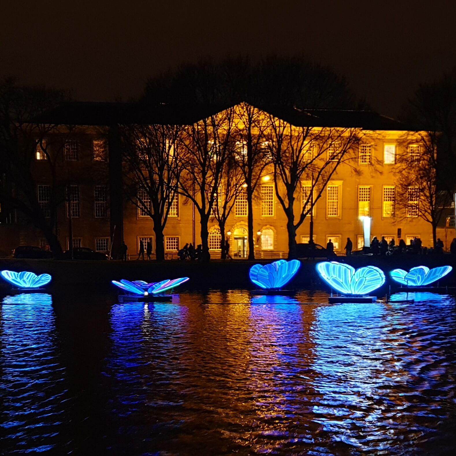 Fabeltjeskrant boottocht voor kinderen bij het Amsterdam Light Festival - kunstwerk Butterfly Effect met vlinders in het water