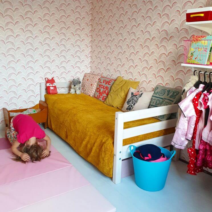 Kinderkamer inspiratie: onze meidenkamer met wit, roze, rood en geel. Met bed van Flexa en behang Mini Me van Eijffinger.