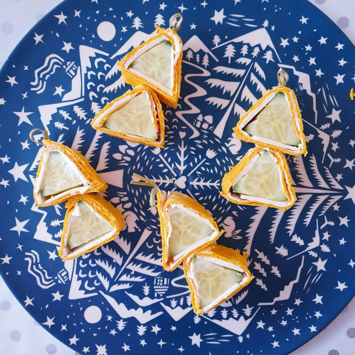 Recepten voor kerstdiner en kerstontbijt met kinderen, voor school en thuis. Een kerstdiner wordt extra feestelijk met vrolijke kindvriendelijke recepten. Ik verzamelde heel veel leuke ideeën, voor kerstontbijt, kerstlunch en kerstdiner. Het zijn allemaal makkelijke recepten, voor school en thuis. Veel van deze deze recepten voor het kerstdiner kun je ook samen met kinderen maken. Zoals deze kerst wraps op cocktailprikker. 