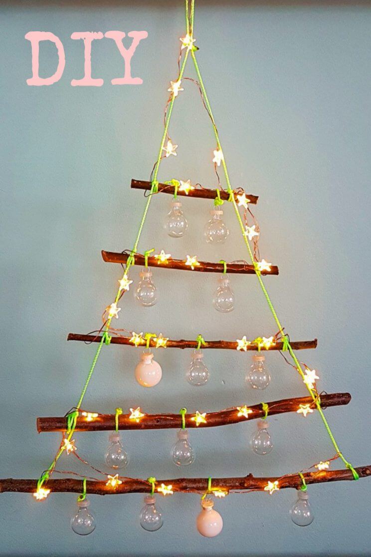 Kerst DIY: kerstboom met lichtjes knutselen van takken. Wat gaat het hard, het is al weer bijna tijd voor kerst. Tijd voor een leuk DIY project voor kerst dus. Deze kerstboom met lichtjes is heel makkelijk om zelf te knutselen.