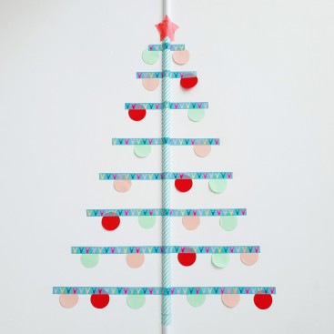 De leukste kindvriendelijke kerstbomen voor baby, peuter en kleuter - kerstboom van masking tape op muur of ruit