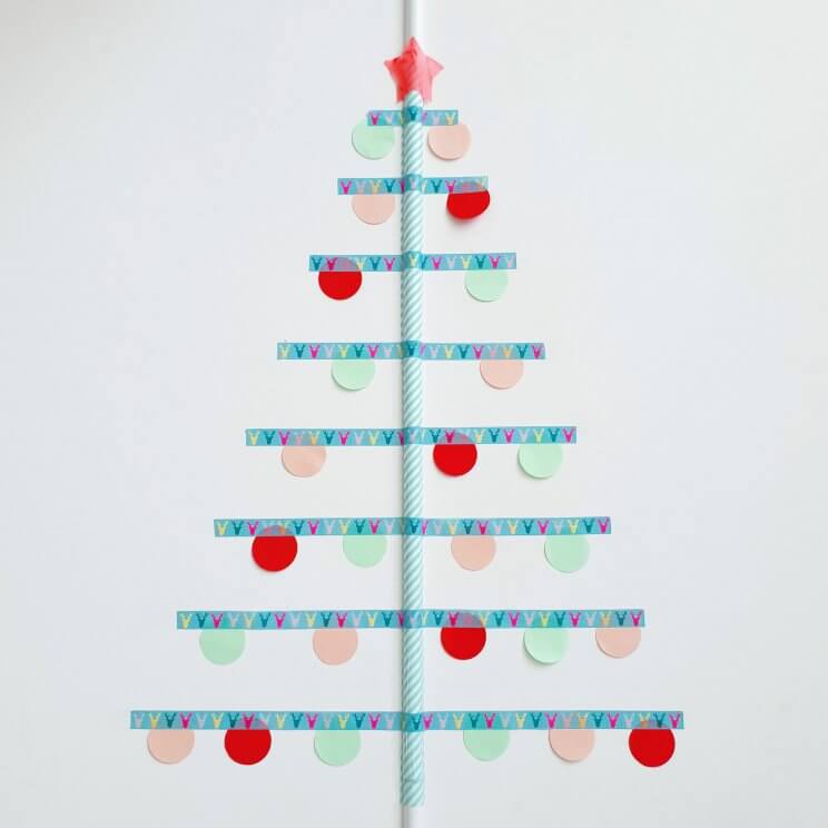 Kerst knutselen: ideeën voor peuters, kleuters, kinderen, tieners. Zoals deze kerstboom van masking tape op muur of ruit.