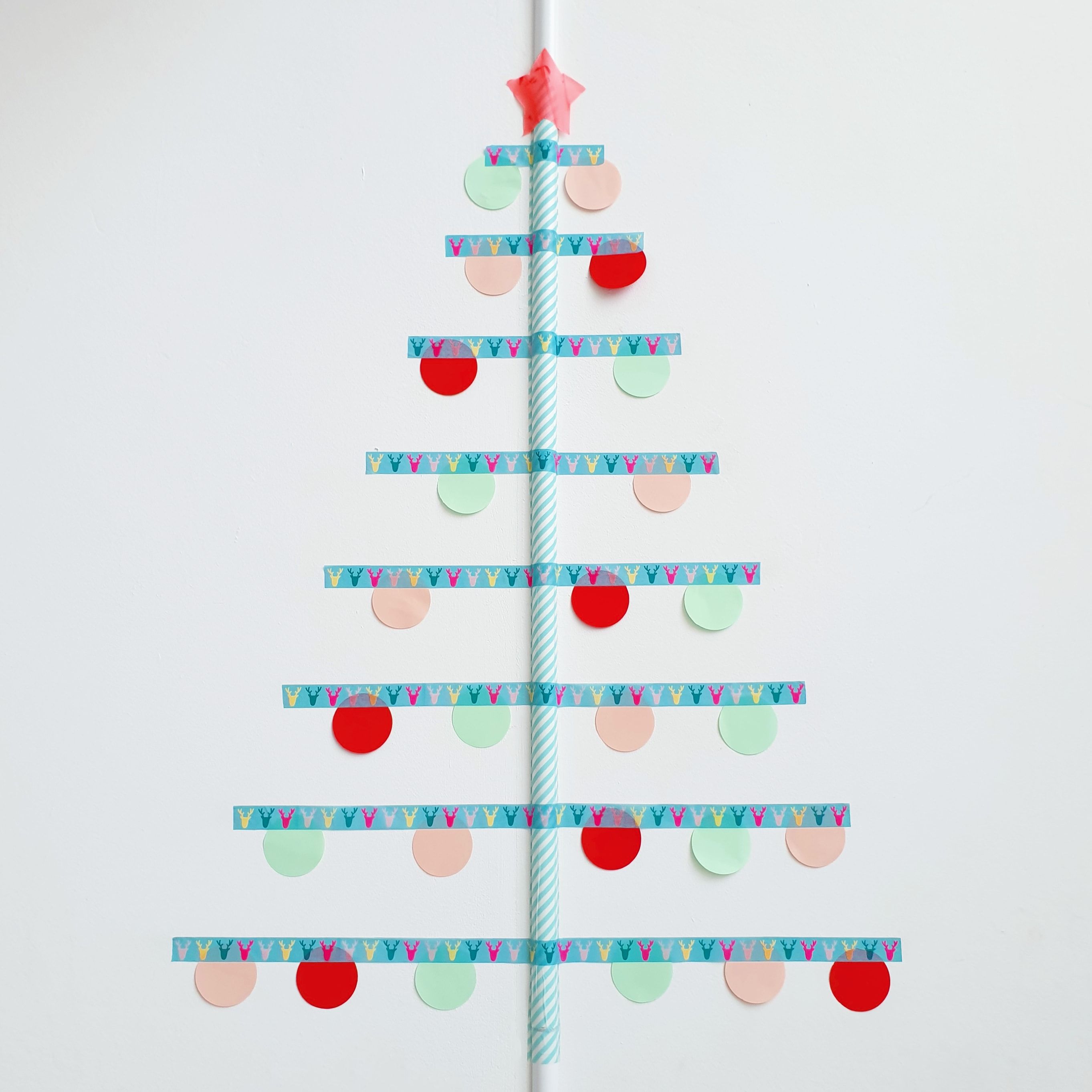 kerstboom van masking tape op muur of ruit