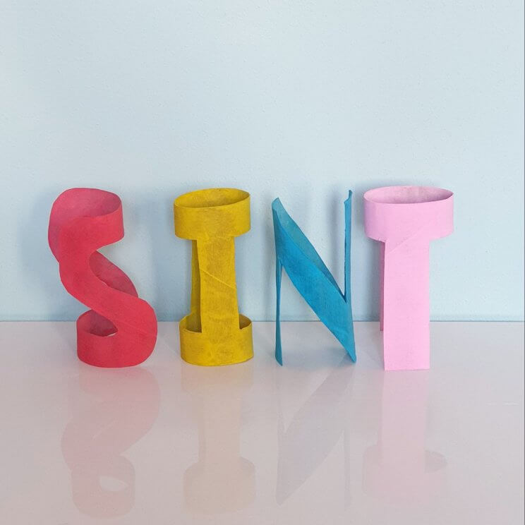 Sinterklaas knutselen: leuke ideeën voor Sint en Piet. Je ziet overal Sinterklaas vlaggetjes. Deze Sinterklaasletters van wc rolletjes zijn een leuk alternatief. Zo maak je deze letters voor SInterklaas. 