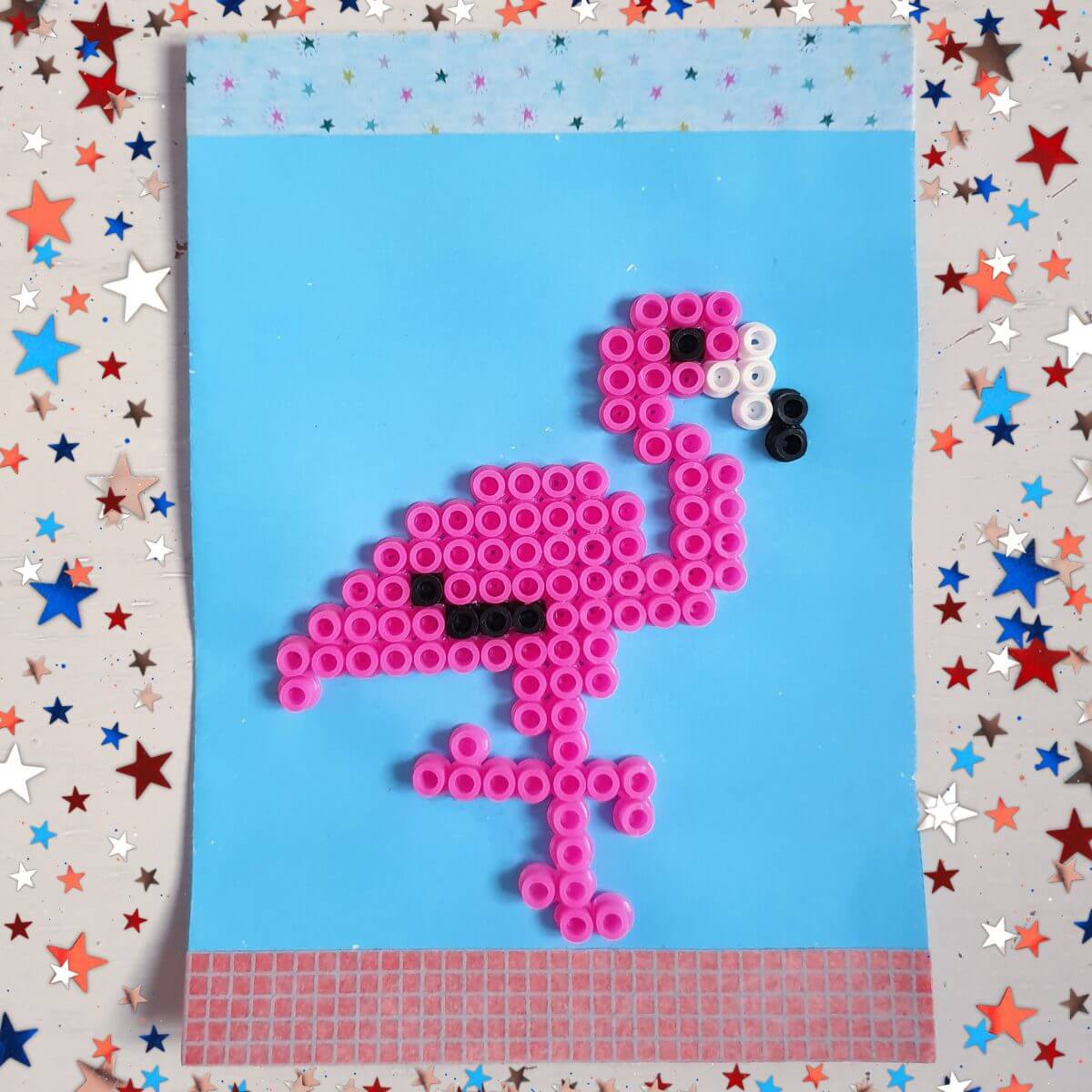 Vogel knutselen en tekenen: leuke ideeën. Zoals een flamingo van strijkkralen. Ideas for crafting and drawings birds for kids, like a hama bead flamingo. 