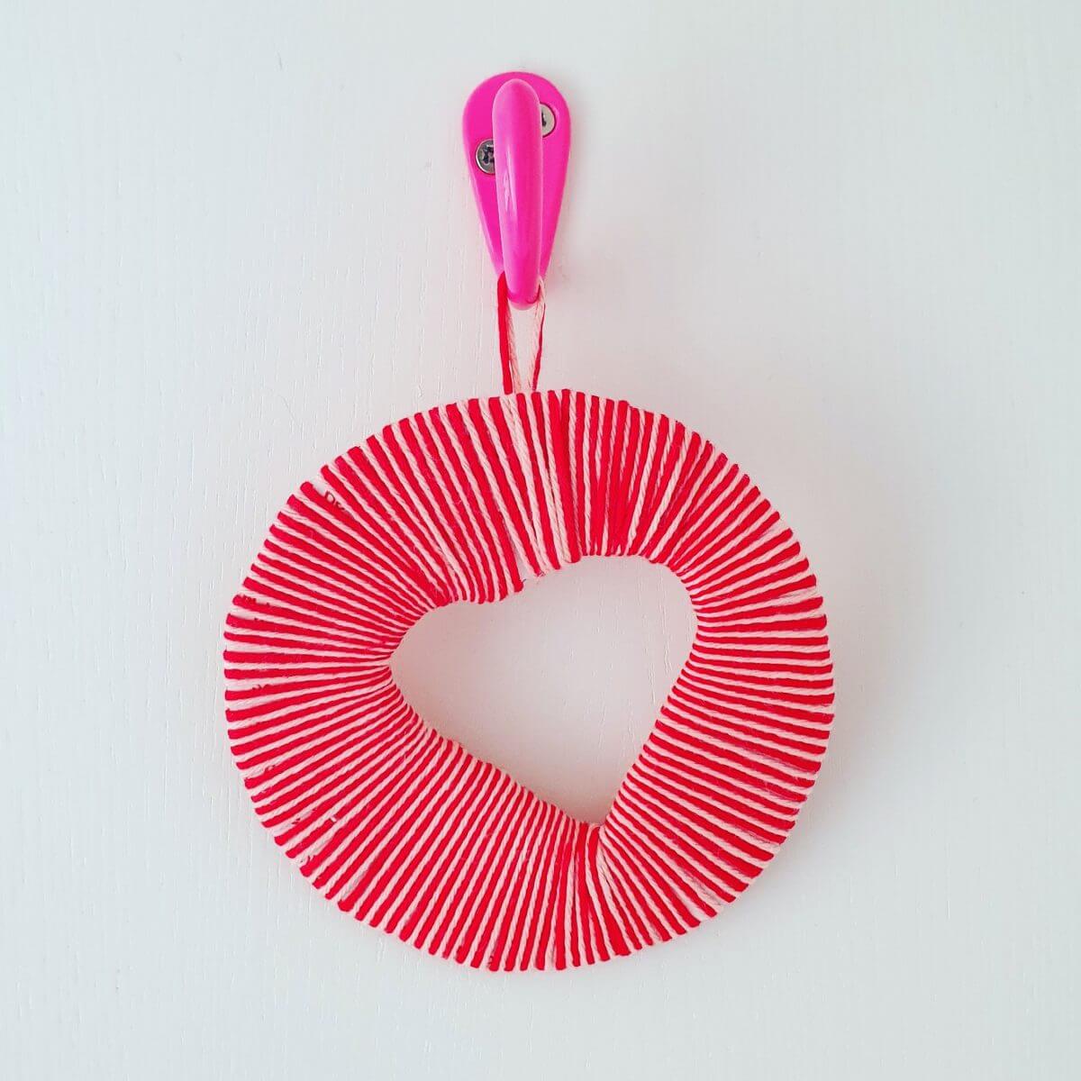 Hartjes hanger knutselen voor Valentijnsdag. We hebben weer een smoes gevonden om wat te knutselen: Valentijnsdag! Deze hartjes hanger is leuk om te knutselen voor Valentijnsdag. Als cadeau voor je vriendje, vriendinnetje, broertje, zusje, papa, mama, opa of oma. Of gewoon als versiering op je eigen kamer natuurlijk.