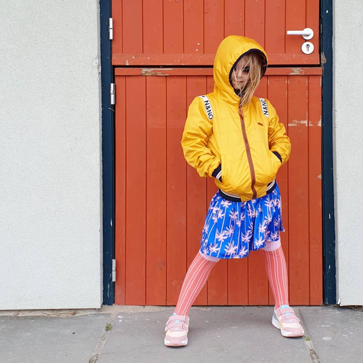 Lente outfit voor meisjes: gerecycled jasje en duurzame kinderschoenen