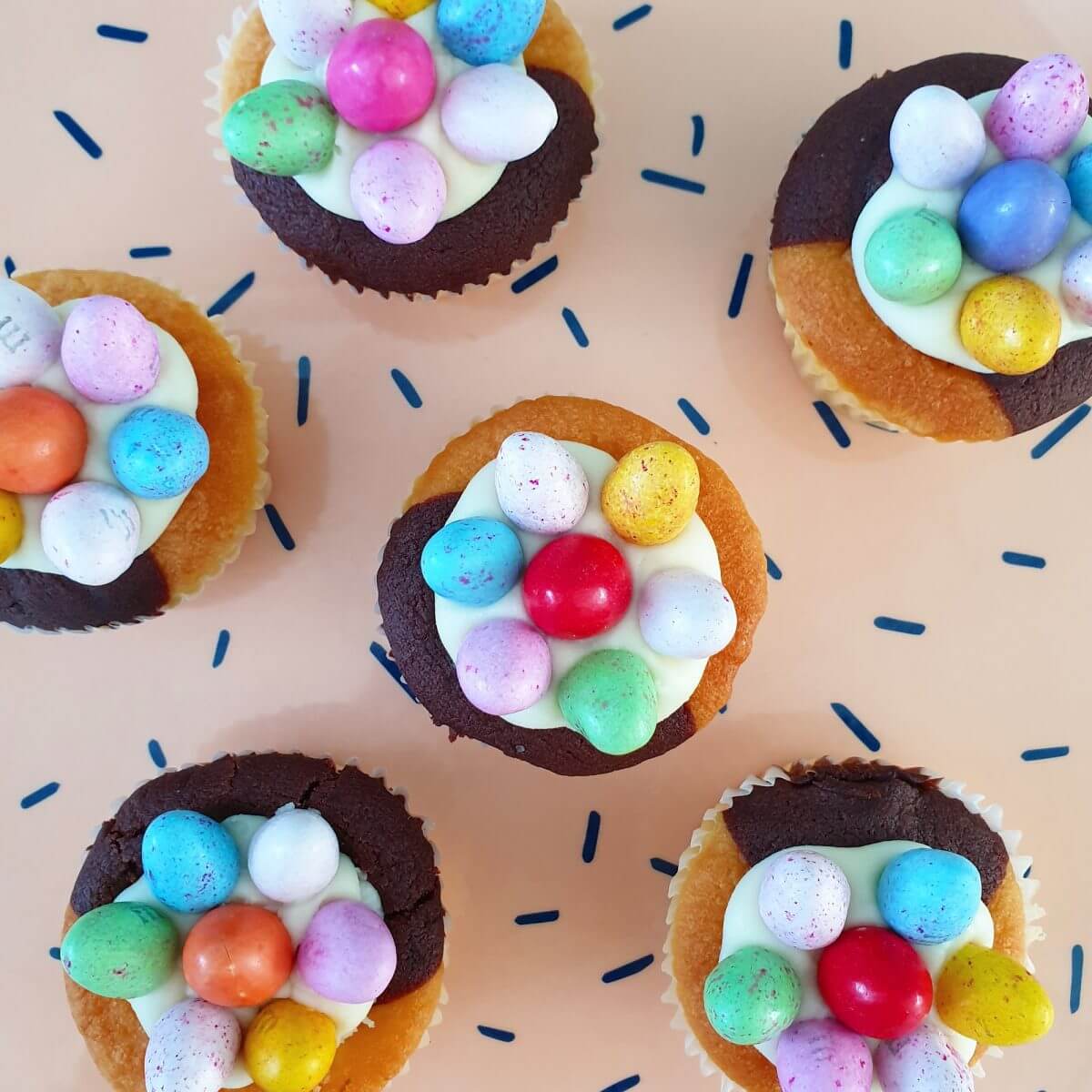 Traktatie ideeën voor kinderen: verjaardag vieren op crèche of school. Zoals versierde cupcakes trakteren met Pasen.