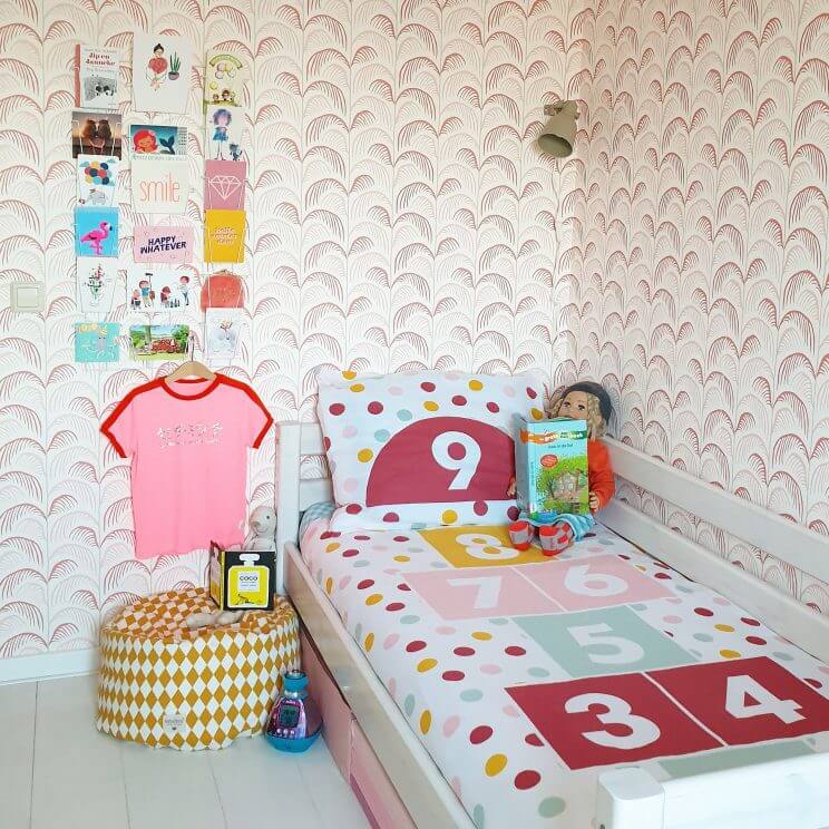 Kinderkamer inspiratie: onze meidenkamer met wit, roze, rood en geel. Met bed van Flexa en behang Mini Me van Eijffinger.