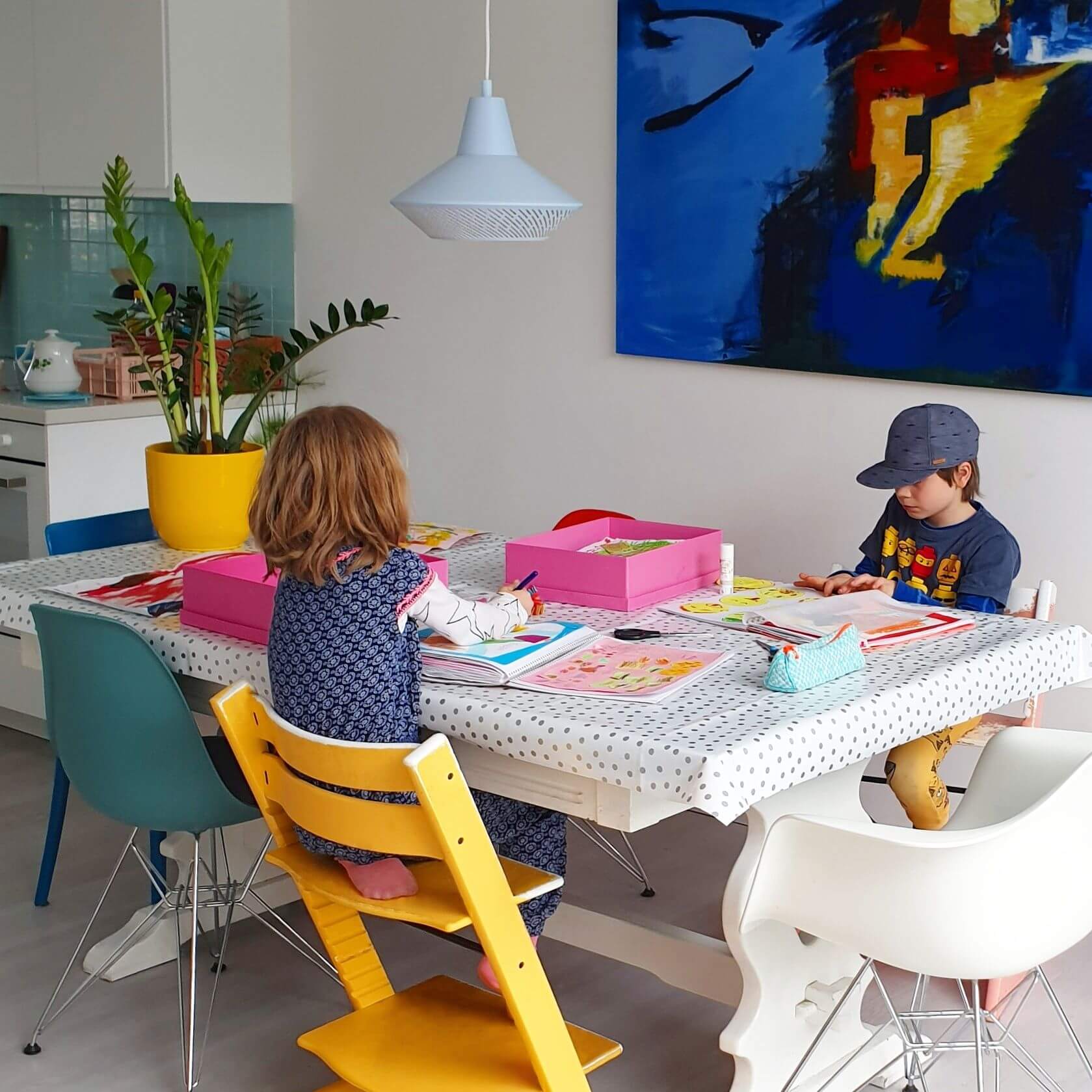 101 organizing tips voor een opgeruimd huis met kinderen. Hebben jullie ook altijd zo'n enorme stapel knutselwerkjes van de kids liggen? Wil je een opgeruimd huis met kinderen, dan is dit een van de eerste dingen om iets aan te doen. Daarom zoeken we eens in de zoveel tijd de knutselwerkjes uit. De mooiste werkjes gaan in het plakboek. 