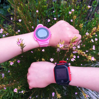 Verjaardag cadeau ideeën voor kinderen van 6, 7 of 8 jaar. Een horloge met stappenteller, locatie, berichten en bellen. Handig om je kind te kunnen bereiken als het buitenspeelt.