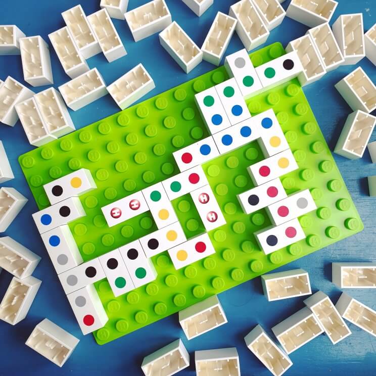 Hubelino Knobelspiele is een variant op Regenboogdomino en Vier Op Een Rij