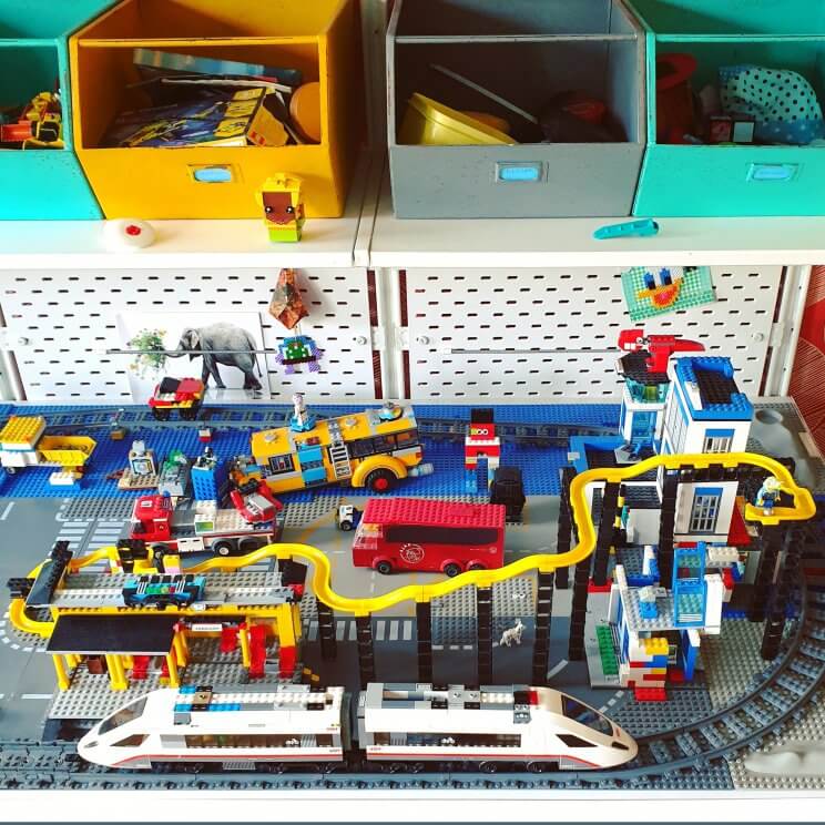 LEGO opbergen: opbergdoos / opbergbox / opberglade / speeltafel. Onze jongen is helemaal gek op zijn LEGO-trein, zonde dus om in een doos te stoppen. Daarom maakten we een LEGO-City speelbureau met een halve stad. 