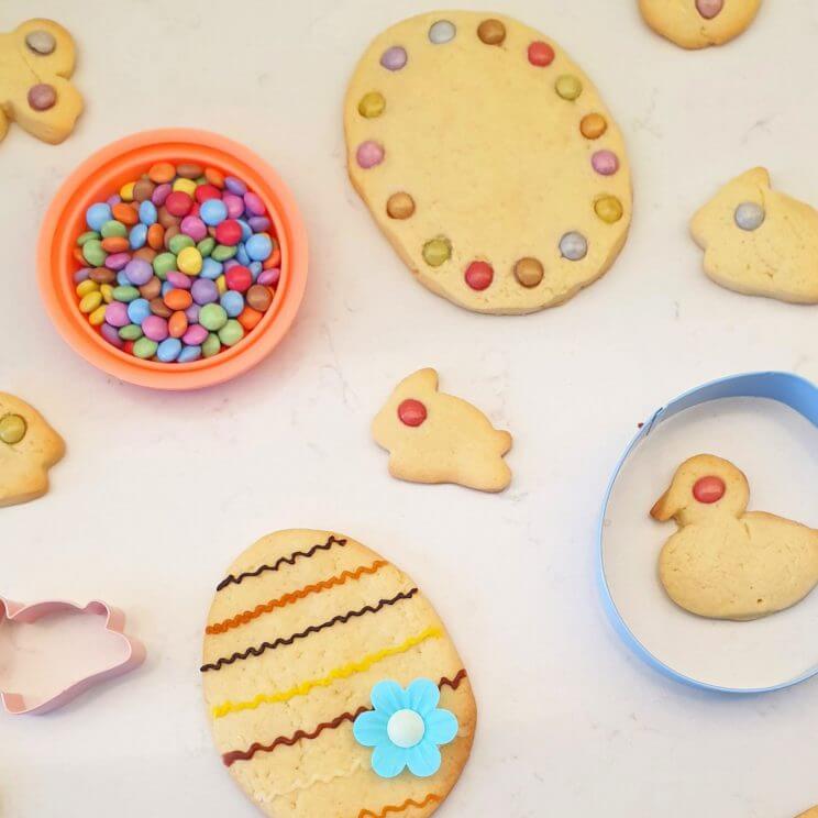 50 traktatie ideeën voor kinderen: verjaardag op crèche of school. Zoals deze koekjes met smarties. 