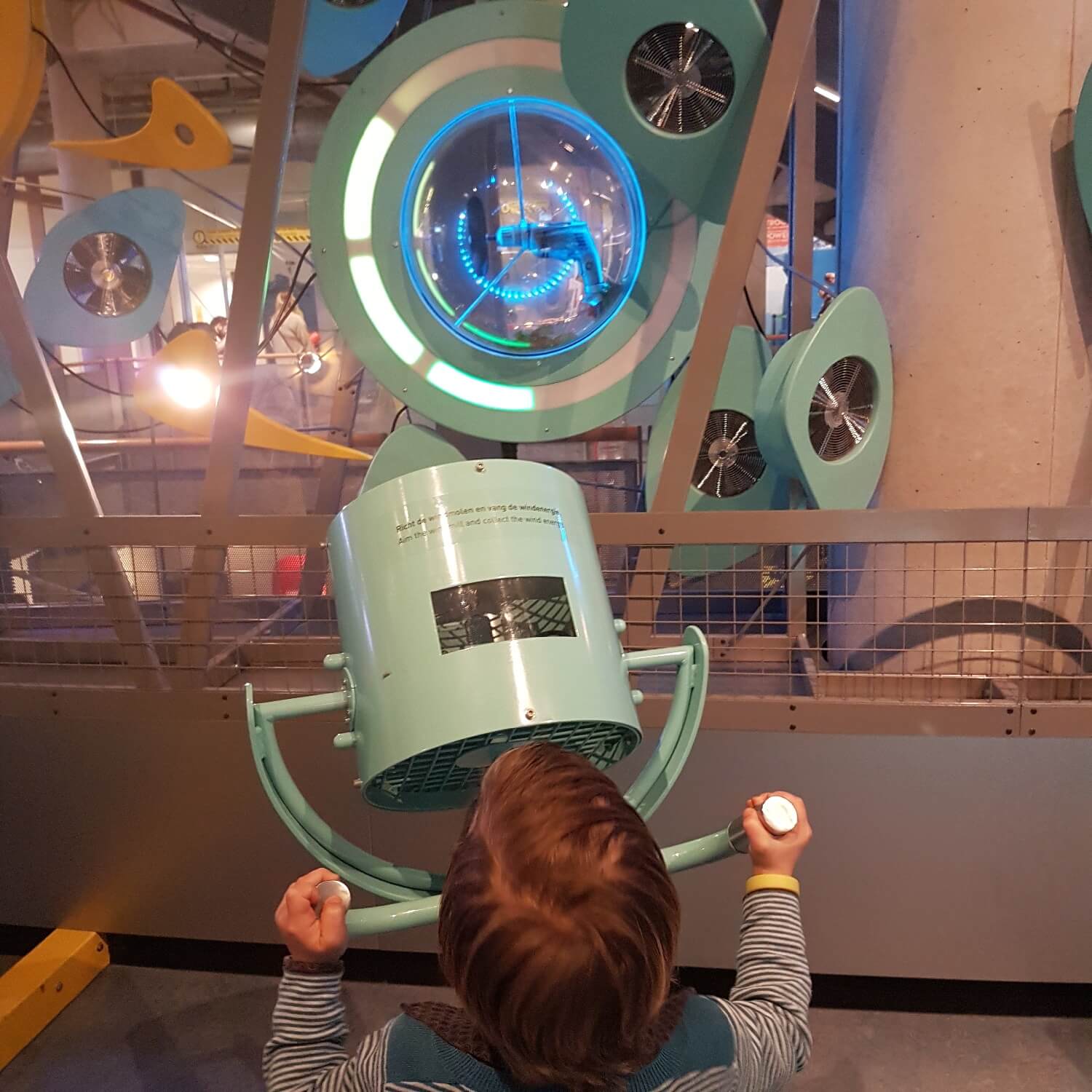 De leukste museum tips in Amsterdam voor kinderen en tieners. In Amsterdam zijn heel veel leuke kindermusea en musea met speciale activiteiten voor kinderen. Hier vind je voor alle kinderen wel een leuk museum in Amsterdam. Zoals Wetenschapsmuseum NEMO Science Museum. 