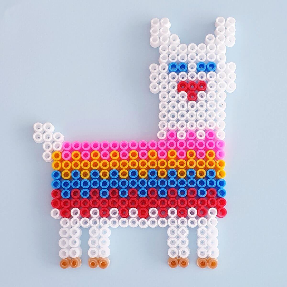 Lama knutselen en tekenen: leuke ideeën. Op zoek naar een leuk idee om een lama te knutselen of tekenen? Hier vind je leuke lama knutsels en tekeningen. Zoals deze lama van strijkkralen. 