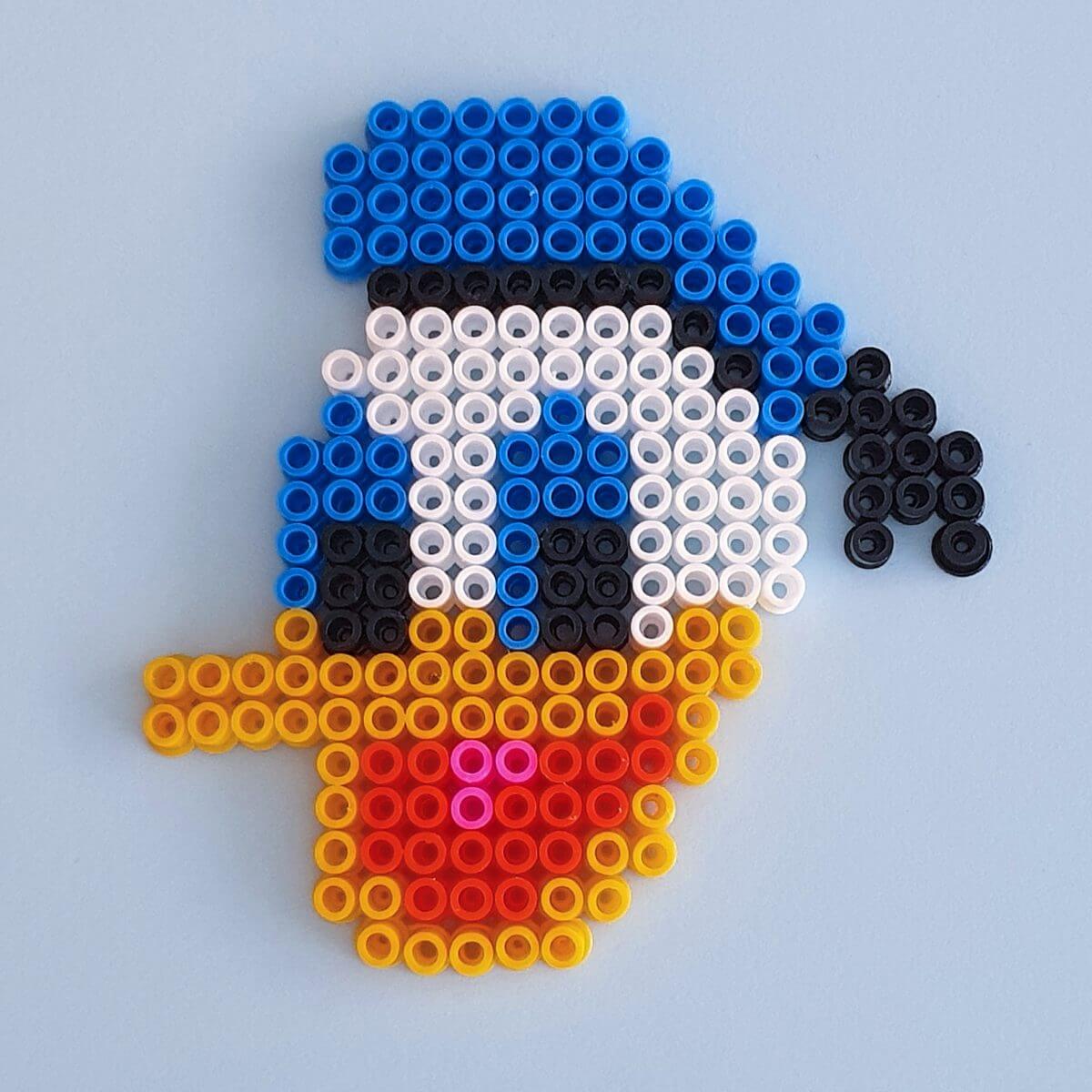 Vogel knutselen en tekenen: leuke ideeën. Donald Duck van strijkkralen. Ideas for crafting and drawings birds for kids, like a hama bead Donald Duck. 