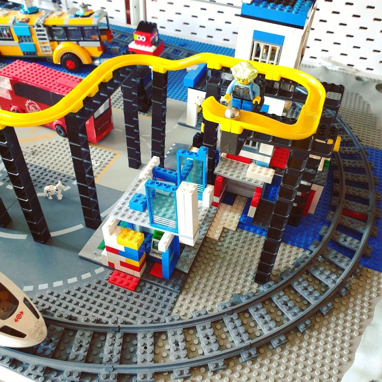 Hubelino Pi knikkerbaan in combinatie met LEGO City