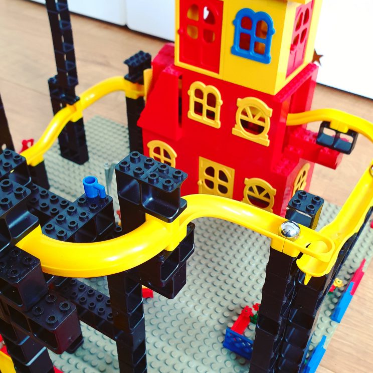 Hubelino Pi knikkerbaan in combinatie met LEGO Fabuland
