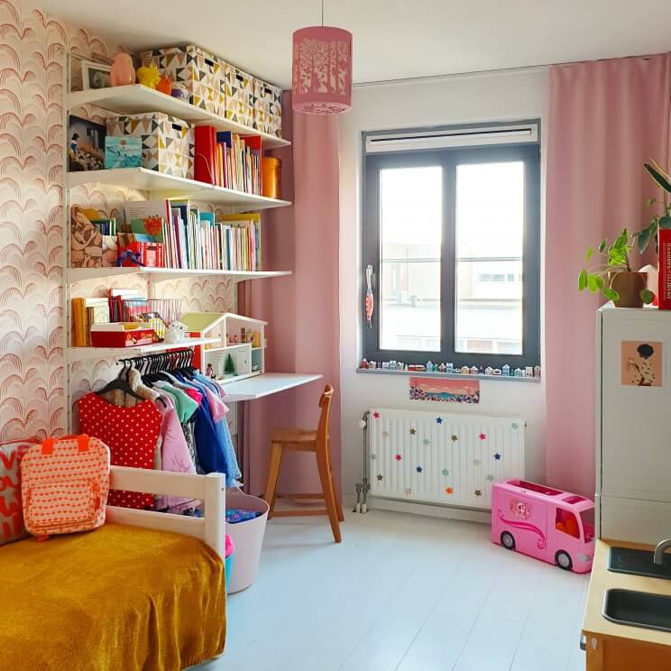 Kinderkamer inspiratie: onze meidenkamer met wit, roze, rood en geel. Met kast en bureau Algot van Ikea en behang Mini Me van Eijffinger.