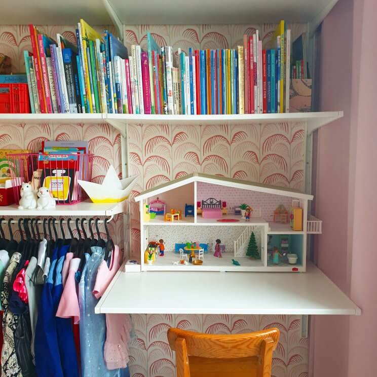 Kinderkamer inspiratie: onze meidenkamer met wit, roze, rood en geel. Met kast en bureau Algot van Ikea en behang Mini Me van Eijffinger. Poppenhuis Smaland van Lundby. 