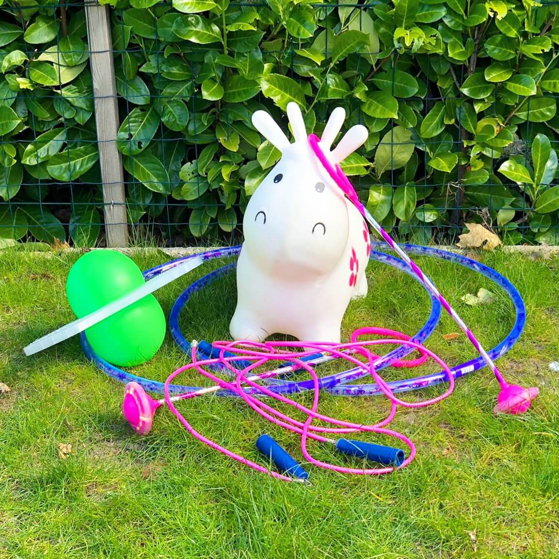 Het leukste buitenspeelgoed voor deze lente en zomer. Het wordt weer mooi weer, tijd om lekker in de zandbak te spelen, met een bal te spelen en met water klooien. Aan de rand van de zandbak in het park, in de achtertuin, op het strand of op de camping. En er is zoveel leuk buitenspeelgoed voor de zomer! Kijk snel mee!