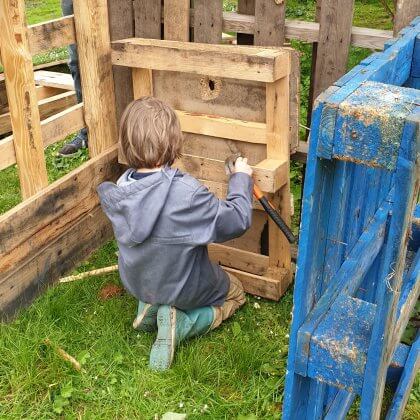 Buitenspelen in je eigen tuin: met deze tips kun je kinderen stimuleren - leren klussen met oud hout